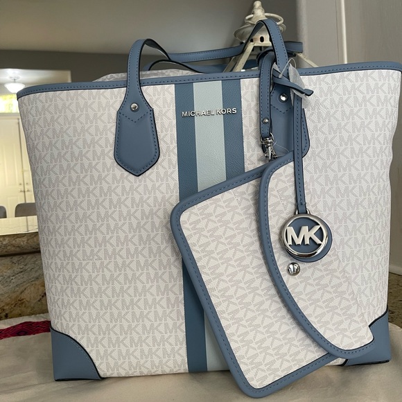 Michael Kors Handbags - New 💙 mk large tote with clutch